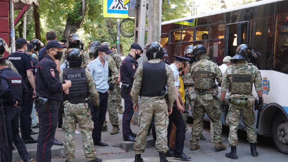 Окупанти в Криму приходять до учасників подій 4 вересня біля будівлі ФСБ у Сімферополі